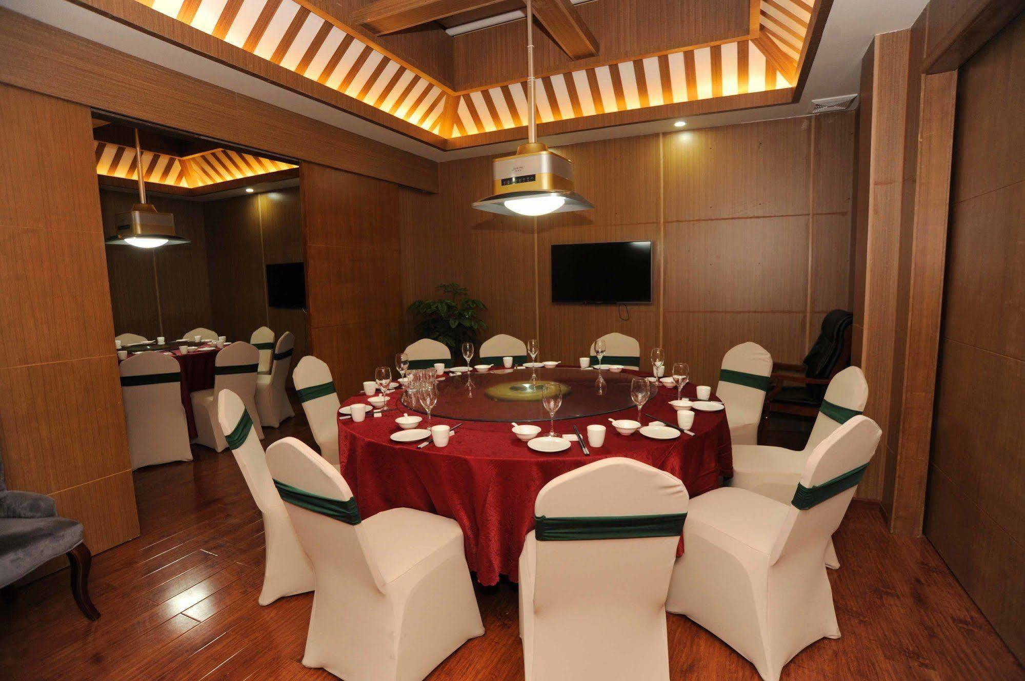 Chengdu Panda Prince Culture Hotel Екстериор снимка