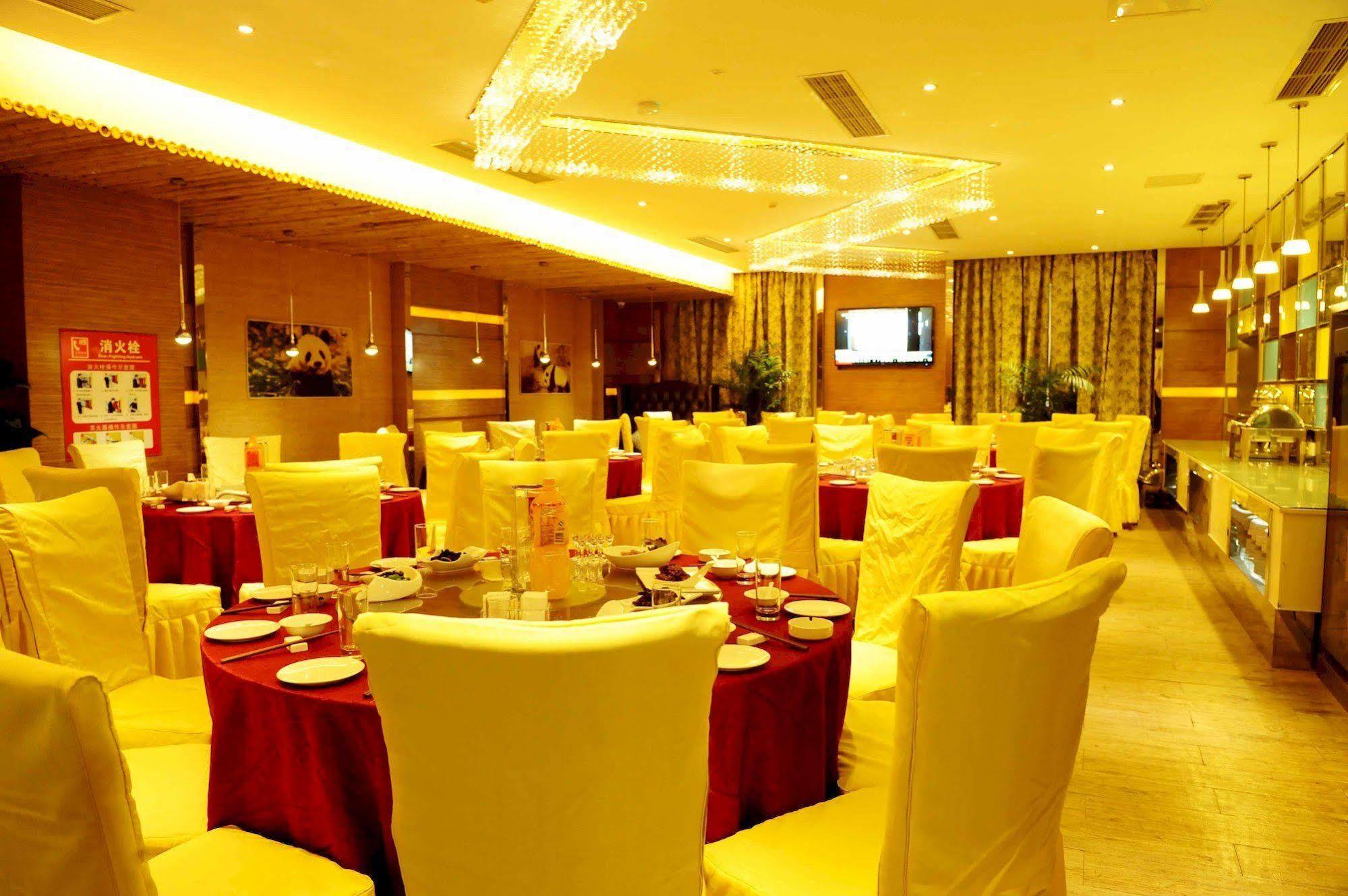 Chengdu Panda Prince Culture Hotel Екстериор снимка