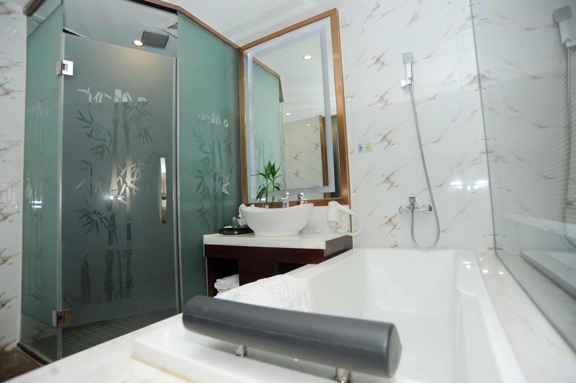 Chengdu Panda Prince Culture Hotel Екстериор снимка